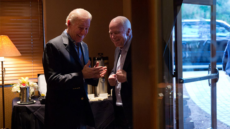 Joe Biden y John McCain