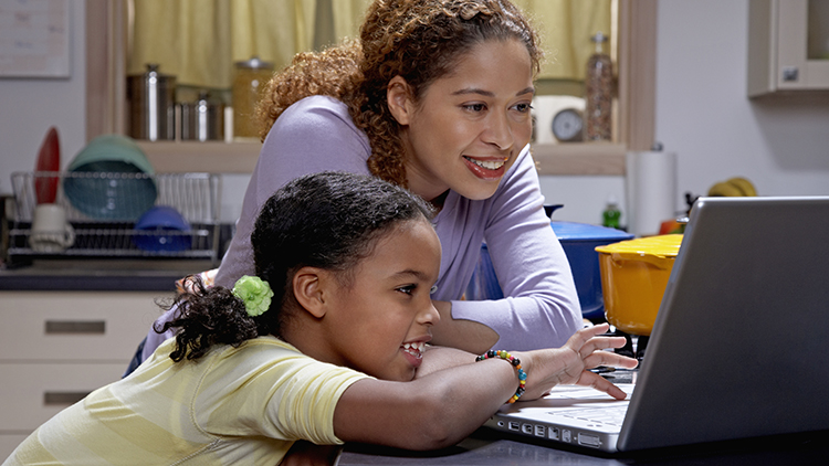 Madre e hija, en, computador portatil