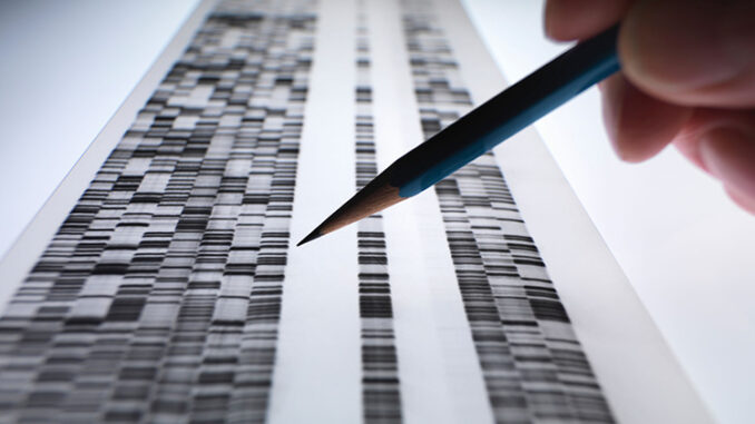 Científico observando la gelatina de ADN que se usa en genética y en otras ciencias.