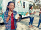 Muchacha comiendo helado de un camión.